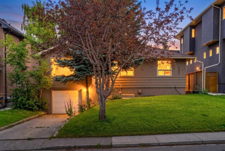 Property Photo:  3042 28 Street SW  AB T3E 2J5 