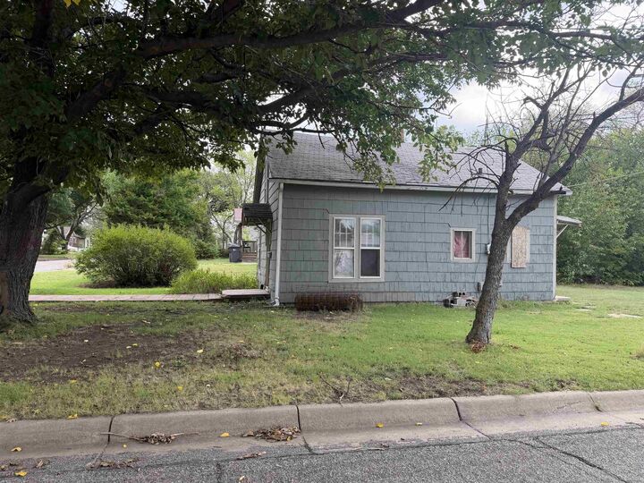 Property Photo:  1001 E 6th St  KS 67114 