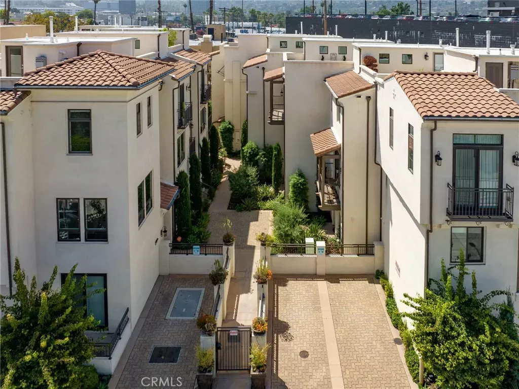 Property Photo:  10736 Bloomfield Street  CA 91603 