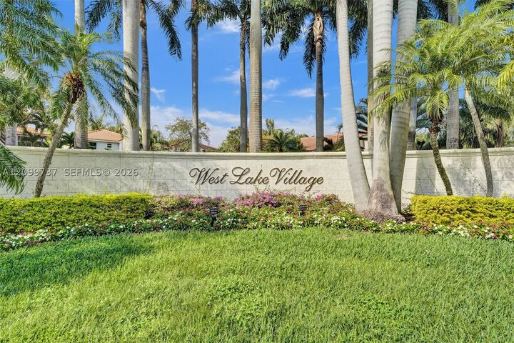 Property Photo: 1620 Weeping Willow Way FL 33019