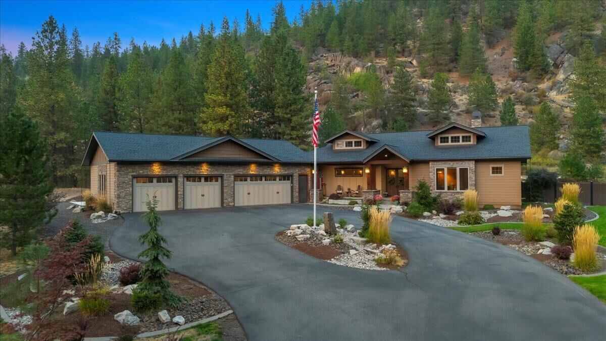 Property Photo: 13606 N Riverbluff Ln WA 99208