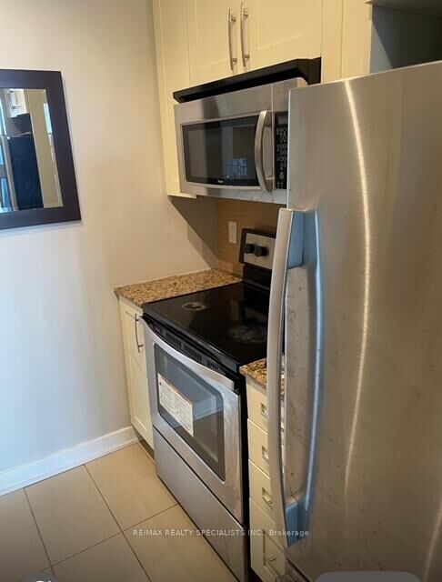 Property Photo:  4070 Confederation Parkway W 1605  ON L5B 0E9 