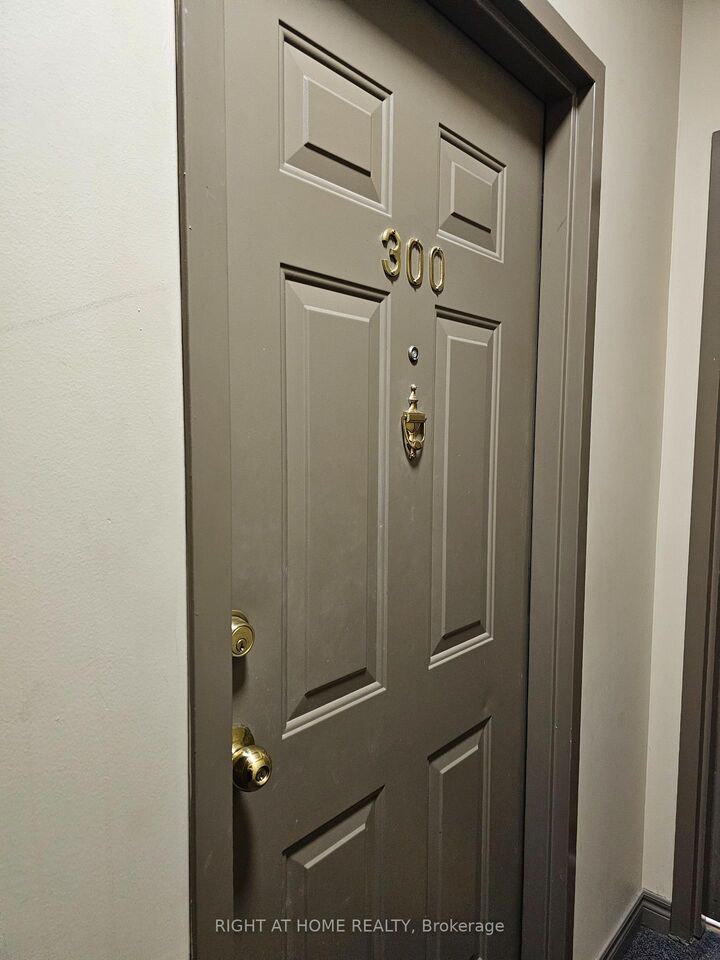 Property Photo:  524 Yonge Street 300  ON M4Y 1X9 