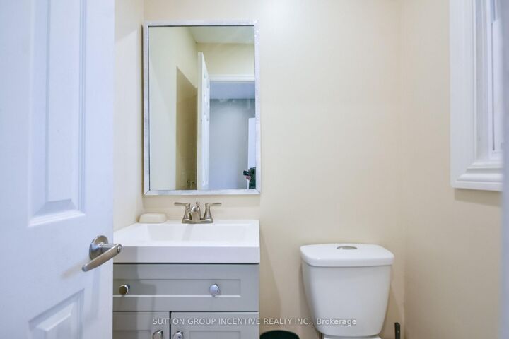 Property Photo:  33B Cundles Road E  ON L4M 2Z6 