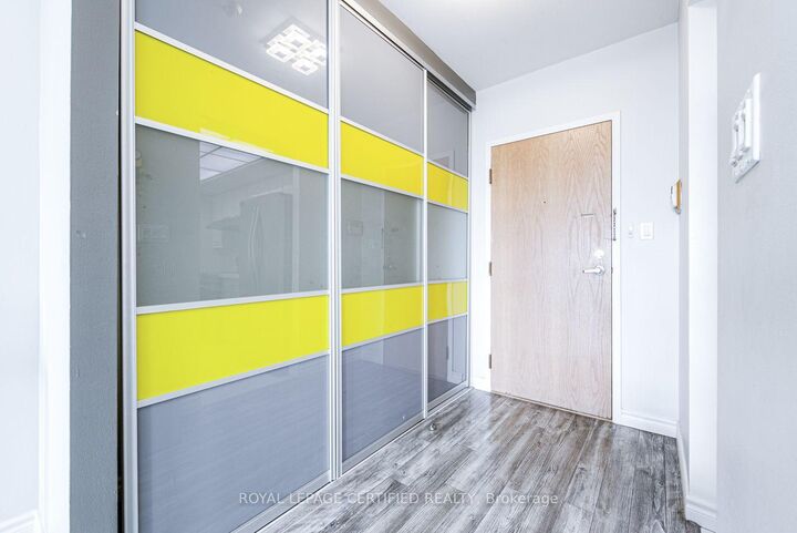 Property Photo:  5 Concorde Place 1911  ON M3C 3M8 