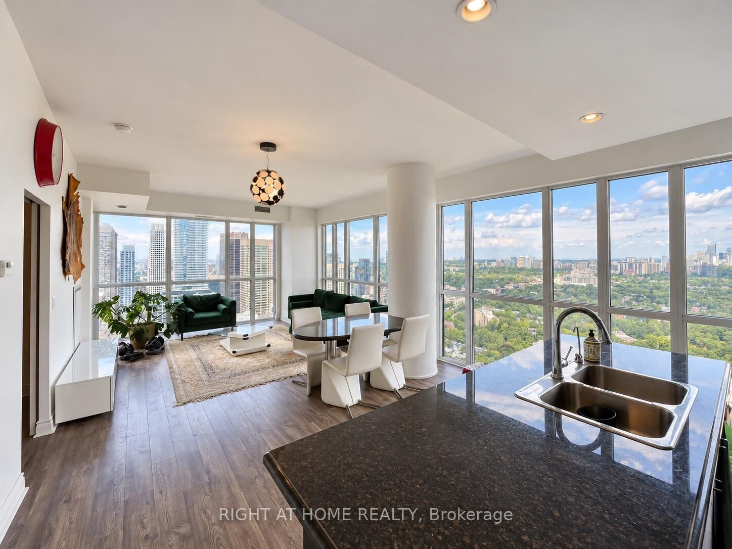Property Photo:  28 Ted Rogers Way 3808  ON M4Y 2J4 