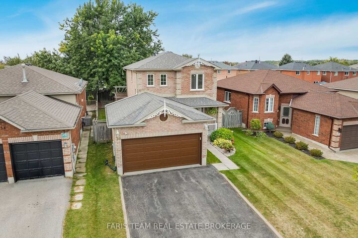 Property Photo:  36 Red Oak Drive  ON L4N 9M3 