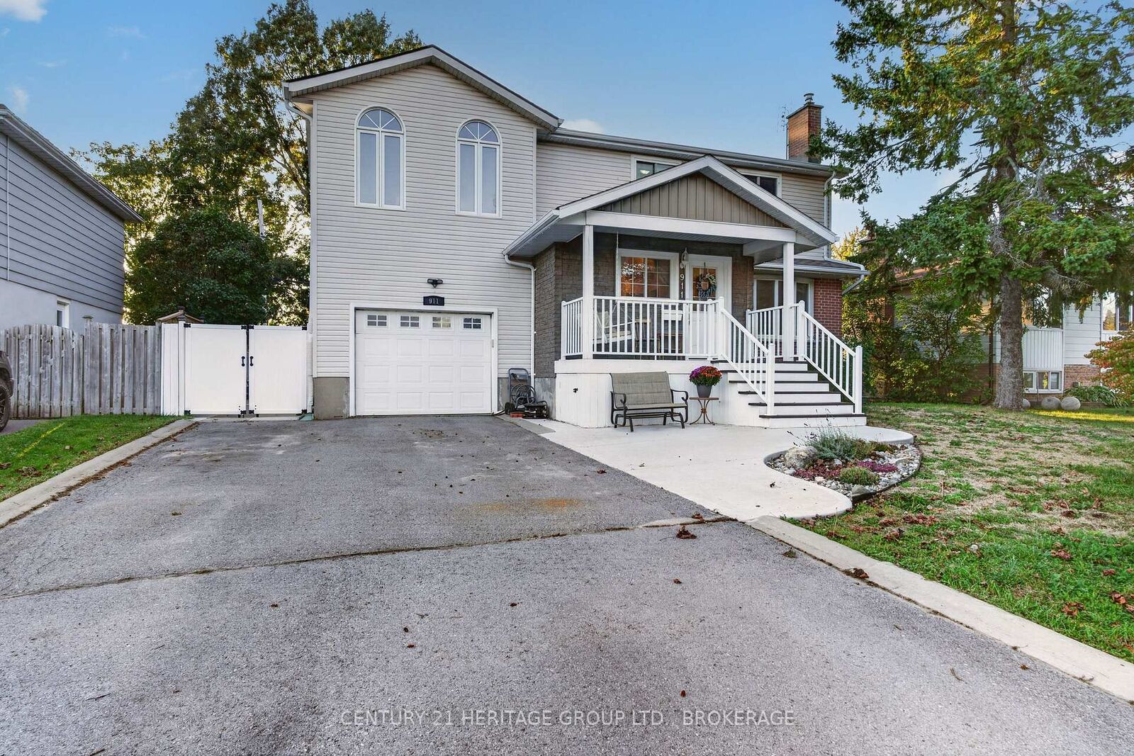 Property Photo: 911 Auden Park Drive ON K7M 4T8