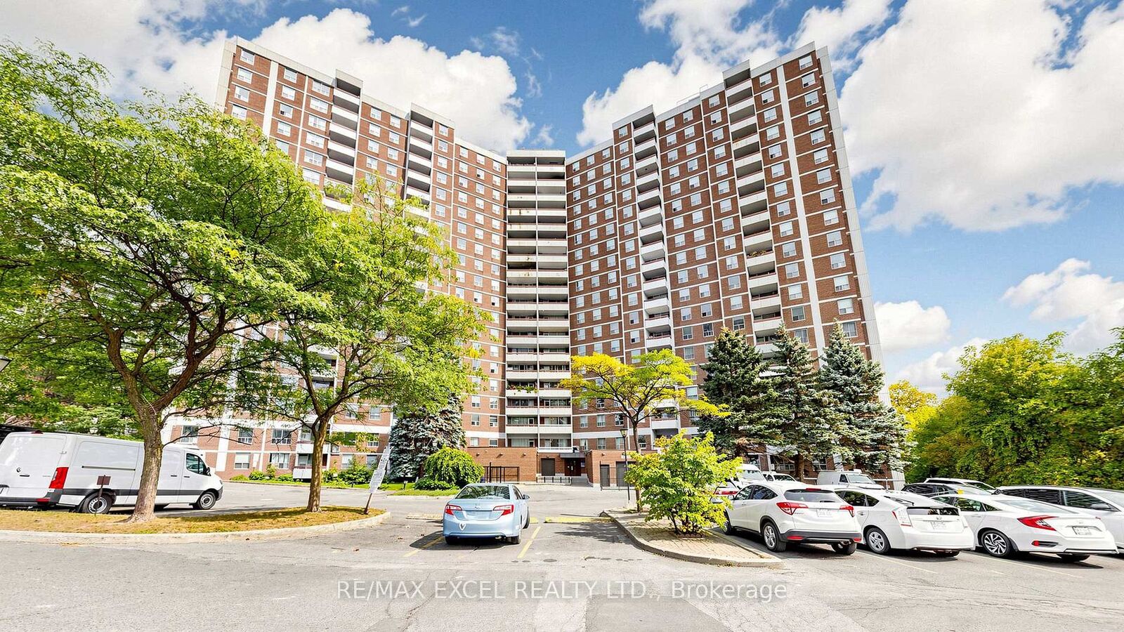 Property Photo: 10 Edgecliff Golfway 1808 ON M3C 3A3