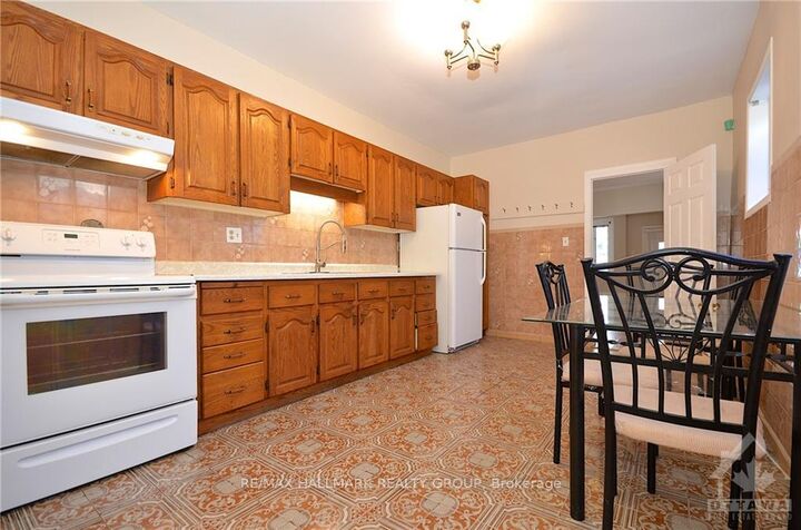 Property Photo:  205 Rochester Street  ON K1R 7M7 