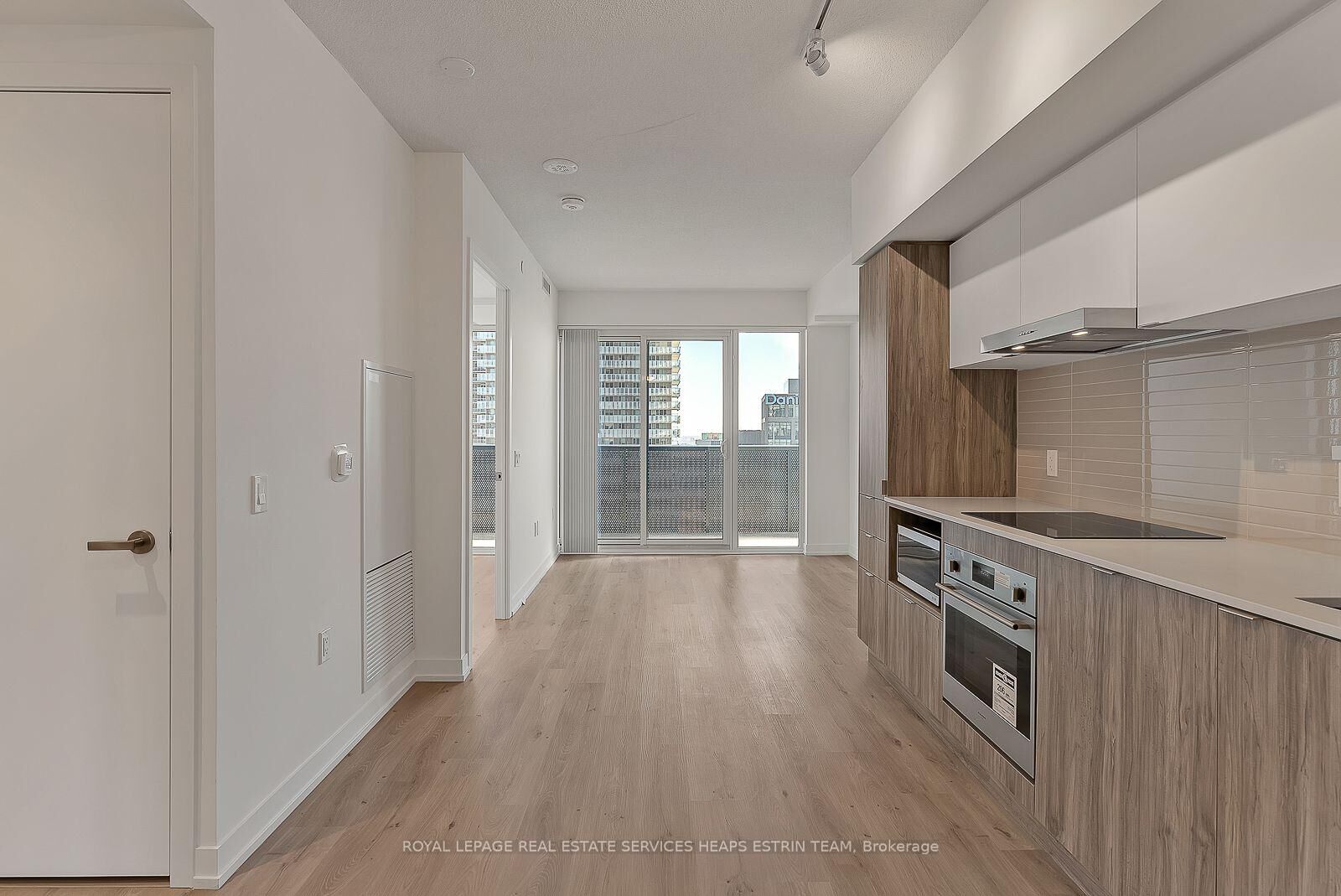 Property Photo: 138 Downes Street 1806 ON M5E 0E4