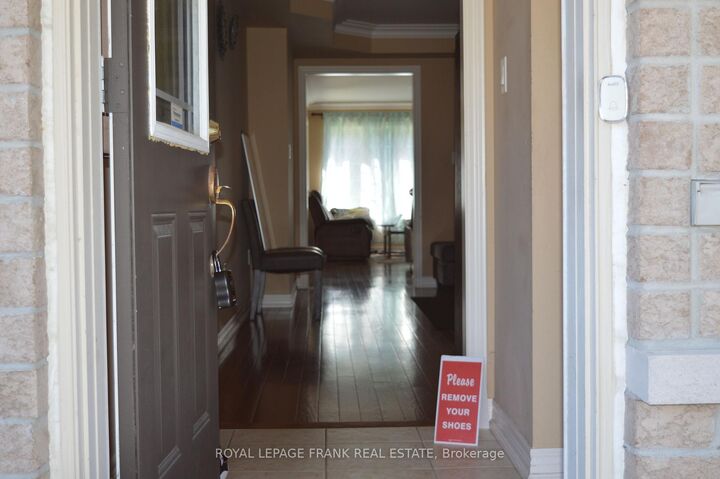 Photo de la propriété:  61 Summerside Avenue  ON L1R 0J9 