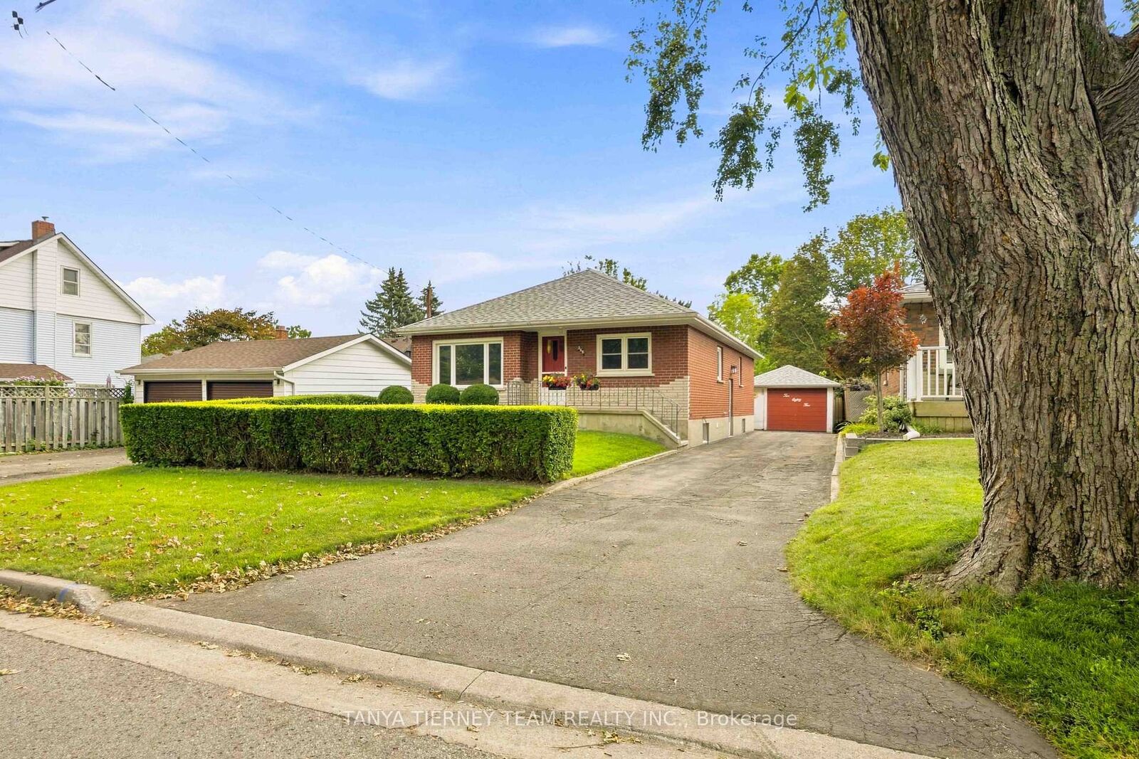 Property Photo:  285 Muriel Avenue  ON L1J 2W8 