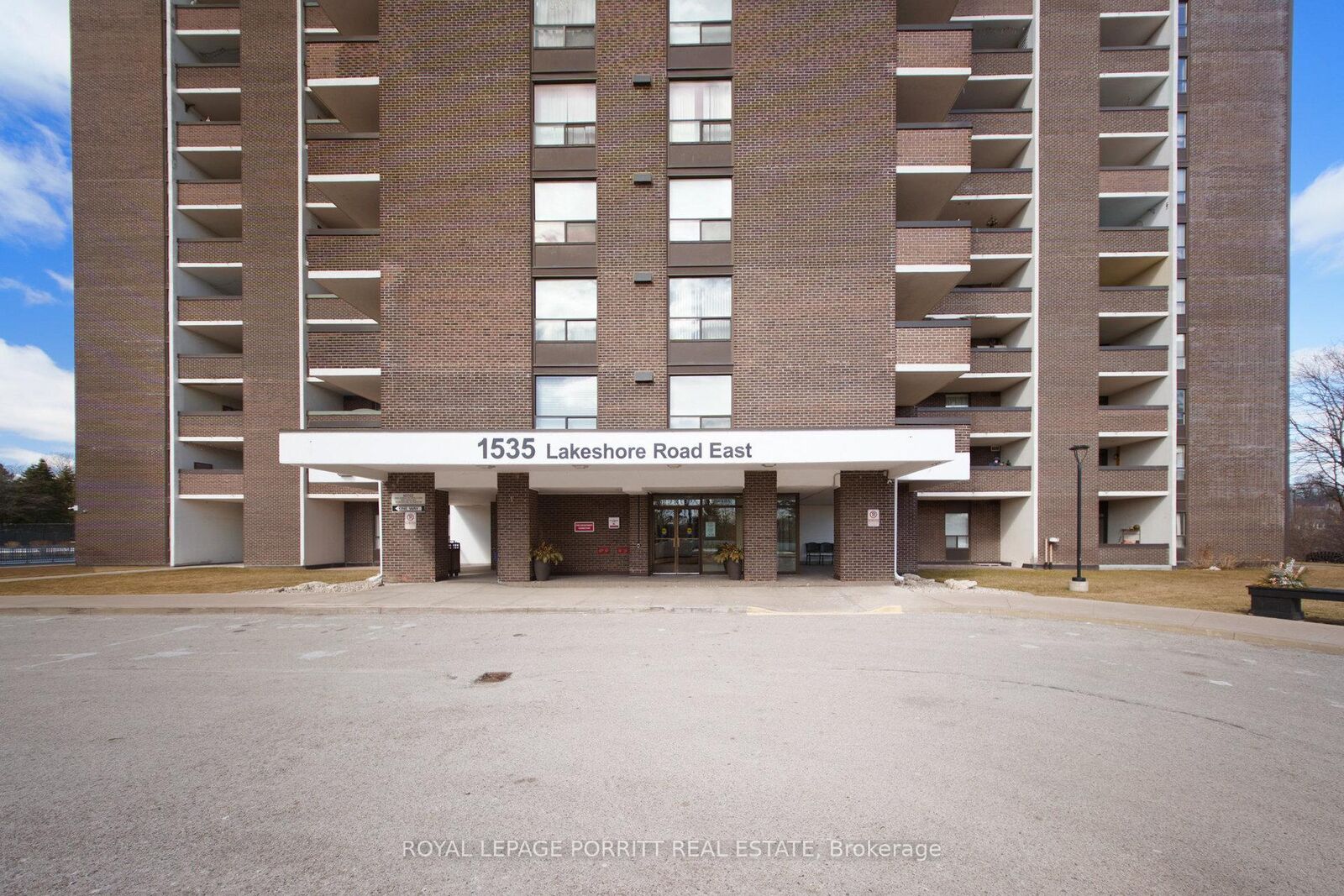 Property Photo:  1535 Lakeshore Road E 201  ON L5E 3E2 