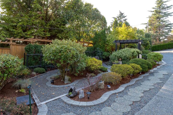 Property Photo:  504 Langvista Dr  BC V9B 5N3 