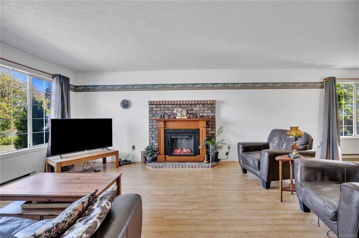 Property Photo: 702 Forsyth Ave BC V9P 1E7