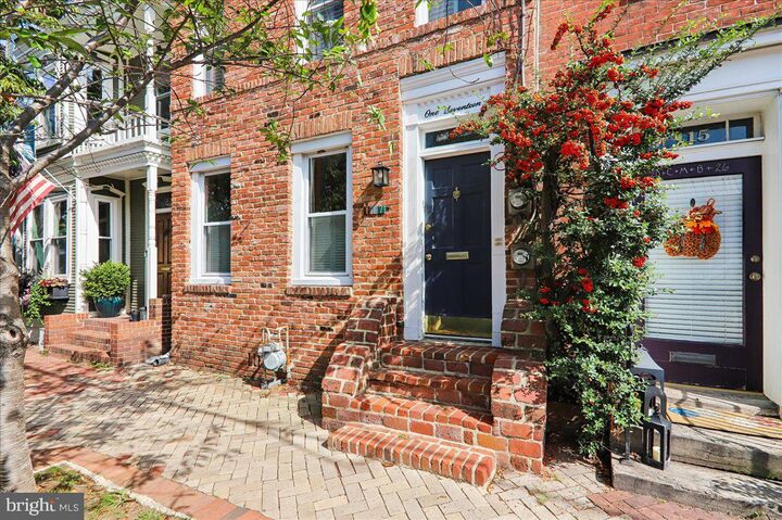 Property Photo:  117 Payne Street N 2  VA 22314 