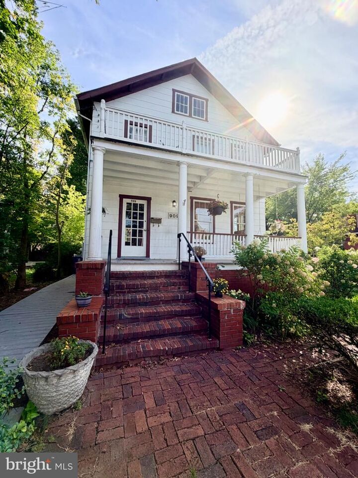 Property Photo:  909 N Ivy Street  VA 22201 