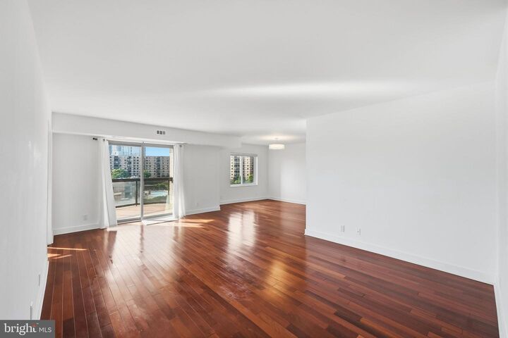 Property Photo: 8380 Greensboro Drive 607 VA 22102