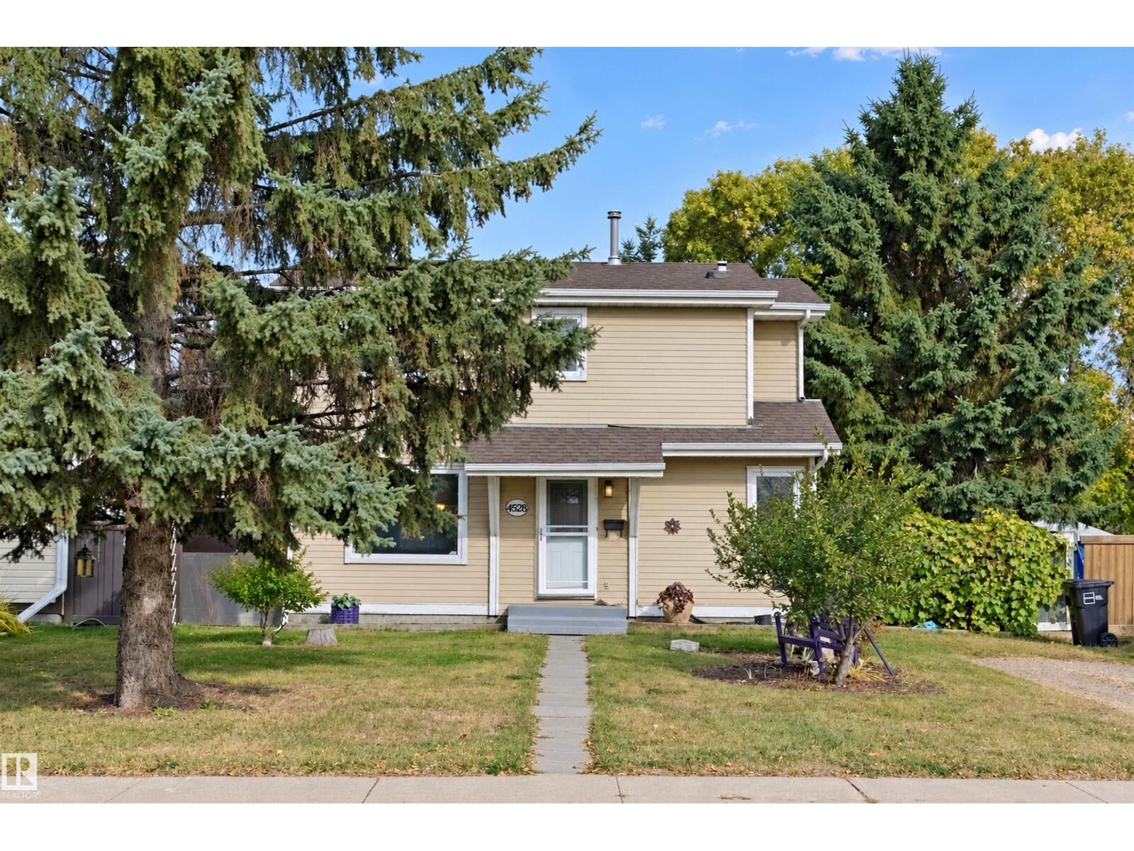 Property Photo:  4528 35 Av NW  AB T6L 3P9 