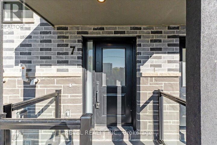 Property Photo:  200 Railway Engine House Way 7  ON L1N 0P7 