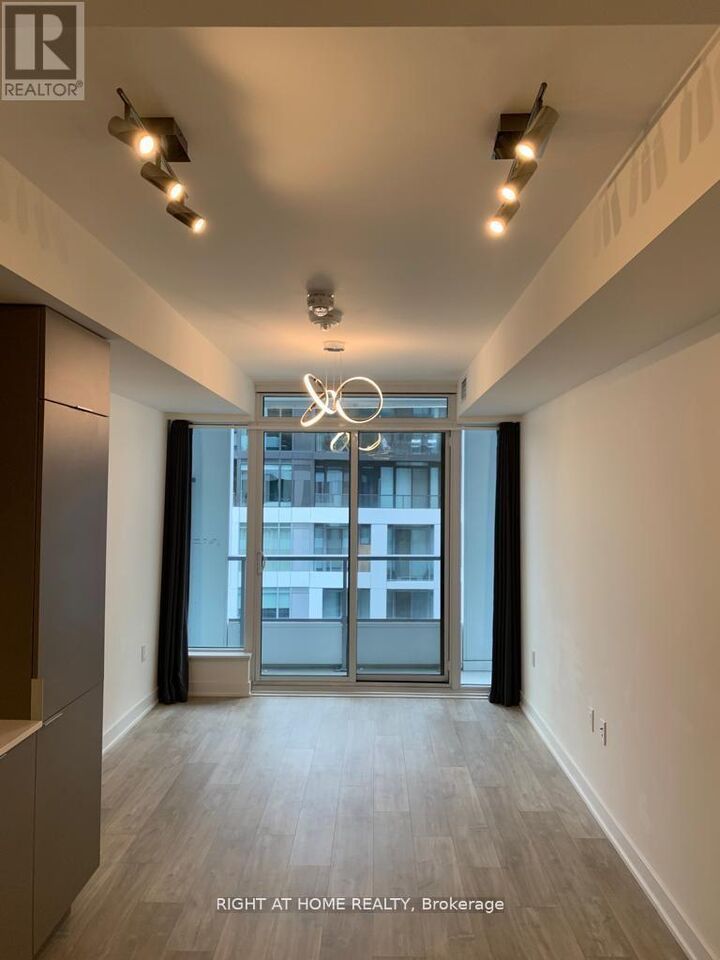 Property Photo:  27 Bathurst Street 1416W  ON M5V 2P1 