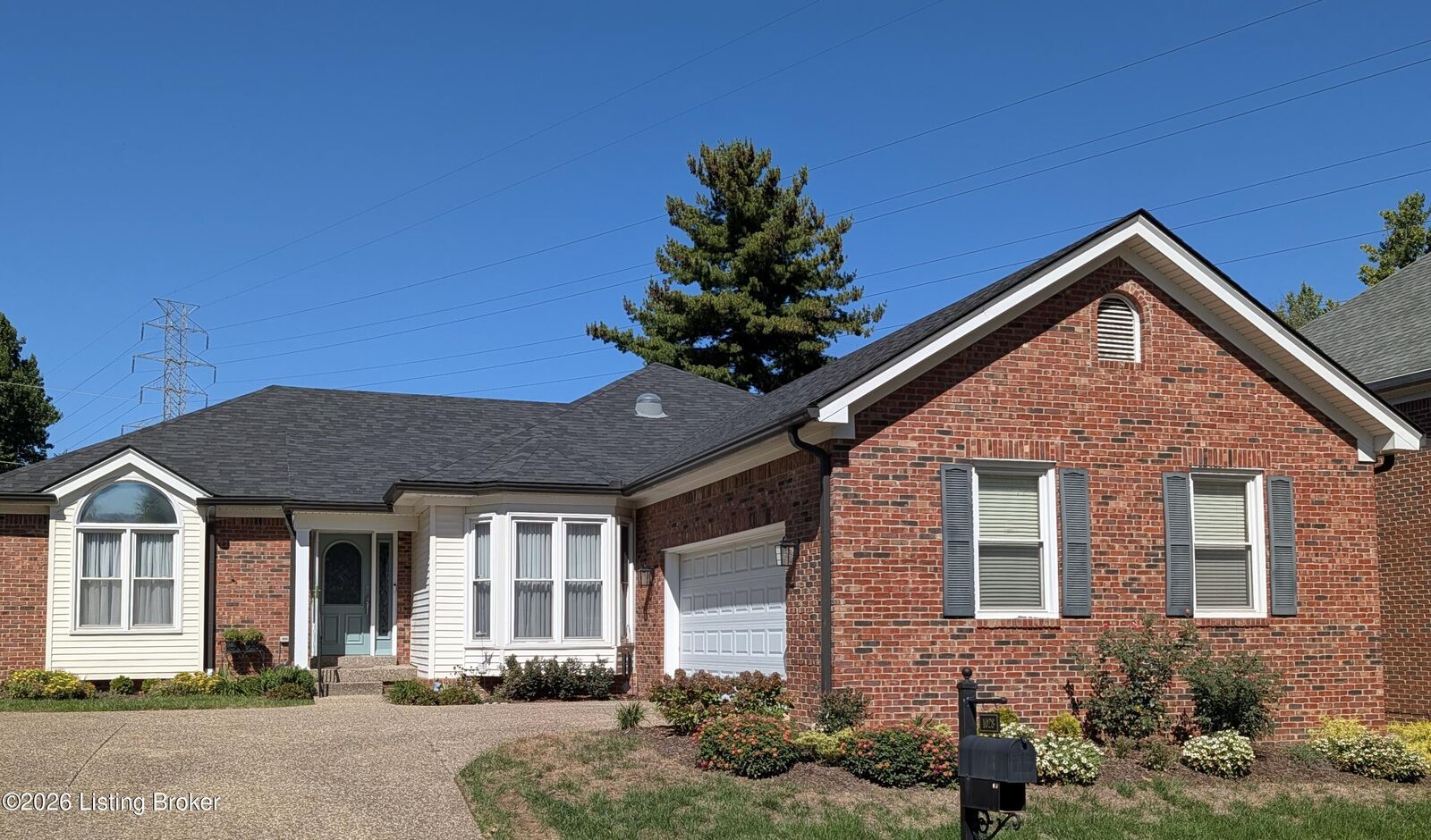 Property Photo: 1028 Westgate Pl KY 40207