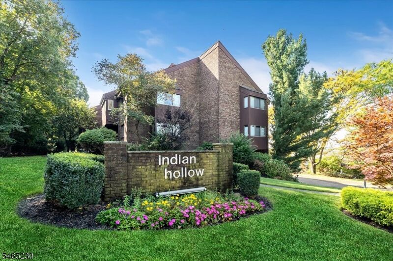 Property Photo: 132 Indian Hollow Ct 132 NJ 07430