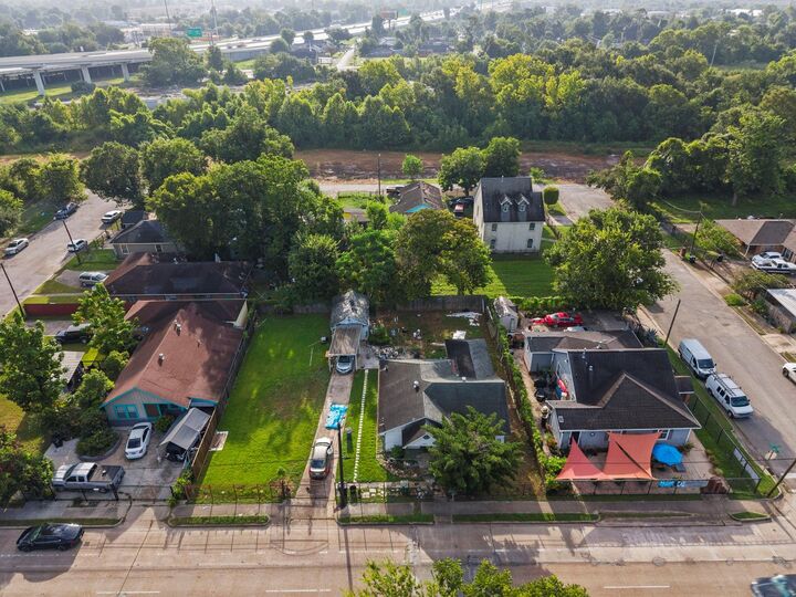Property Photo: 5604 Elysian Street TX 77009