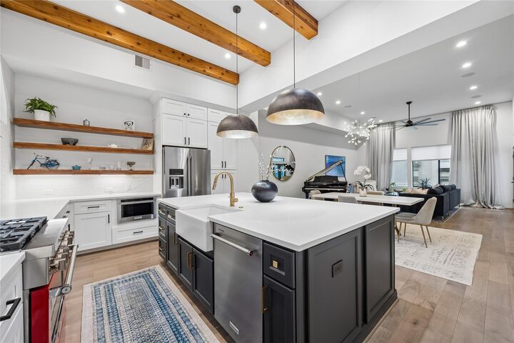 Property Photo:  513 Memorial Heights Drive  TX 77007 