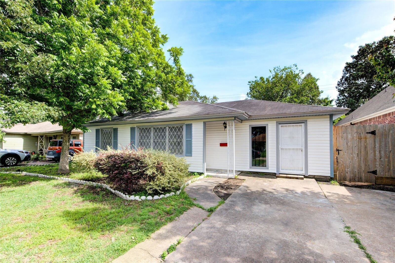 Property Photo:  6919 Schiller Street  TX 77055 