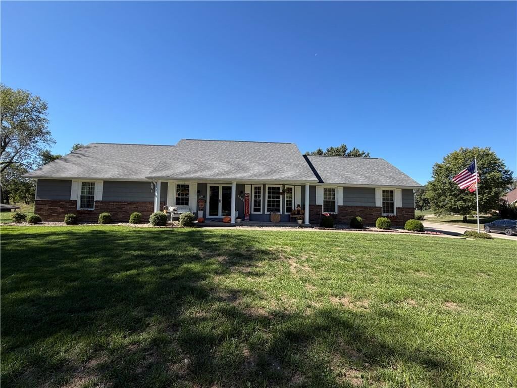 Property Photo: 1008 Medbury Lane MO 64085