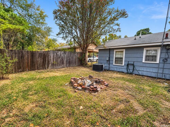 Property Photo:  1529 Center Street  AR 71923 