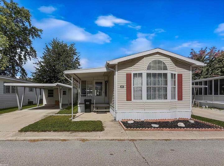 Property Photo:  3333 Ravenswood Road  MI 48040 