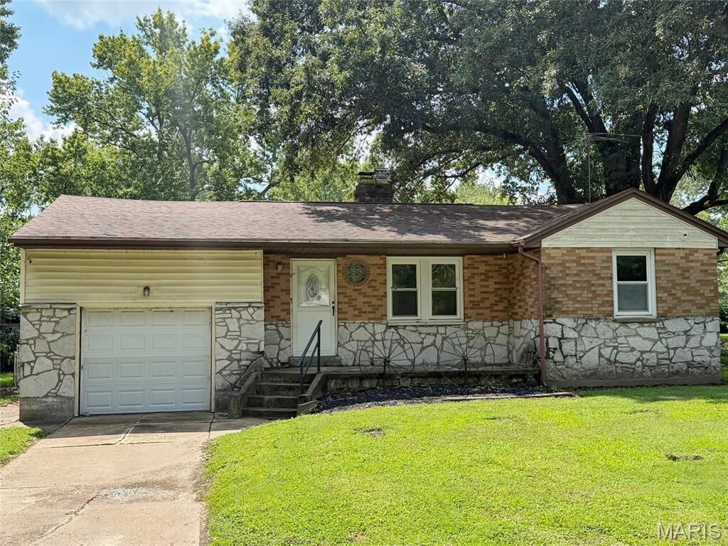 Property Photo:  1572 Farmview Avenue  MO 63138 