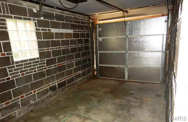 Property Photo: 7404 Hillsdale Drive MO 63121