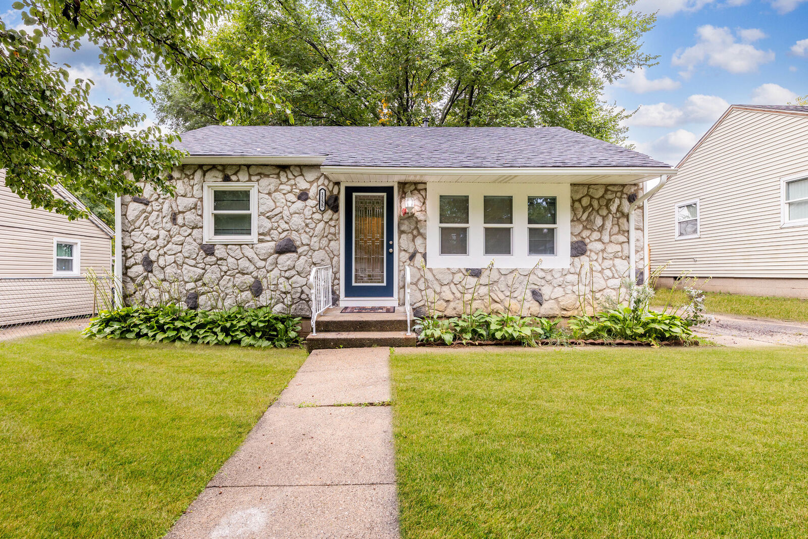 Property Photo:  1135 E Galena Boulevard  IL 60505 