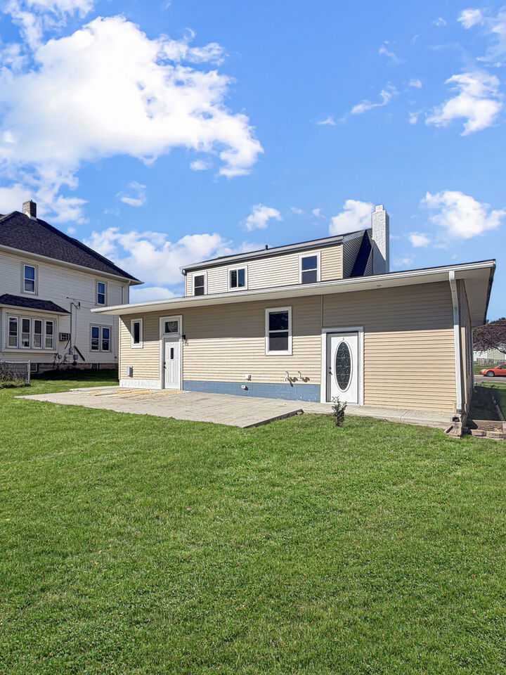 Property Photo: 514 E Front Avenue IL 61085