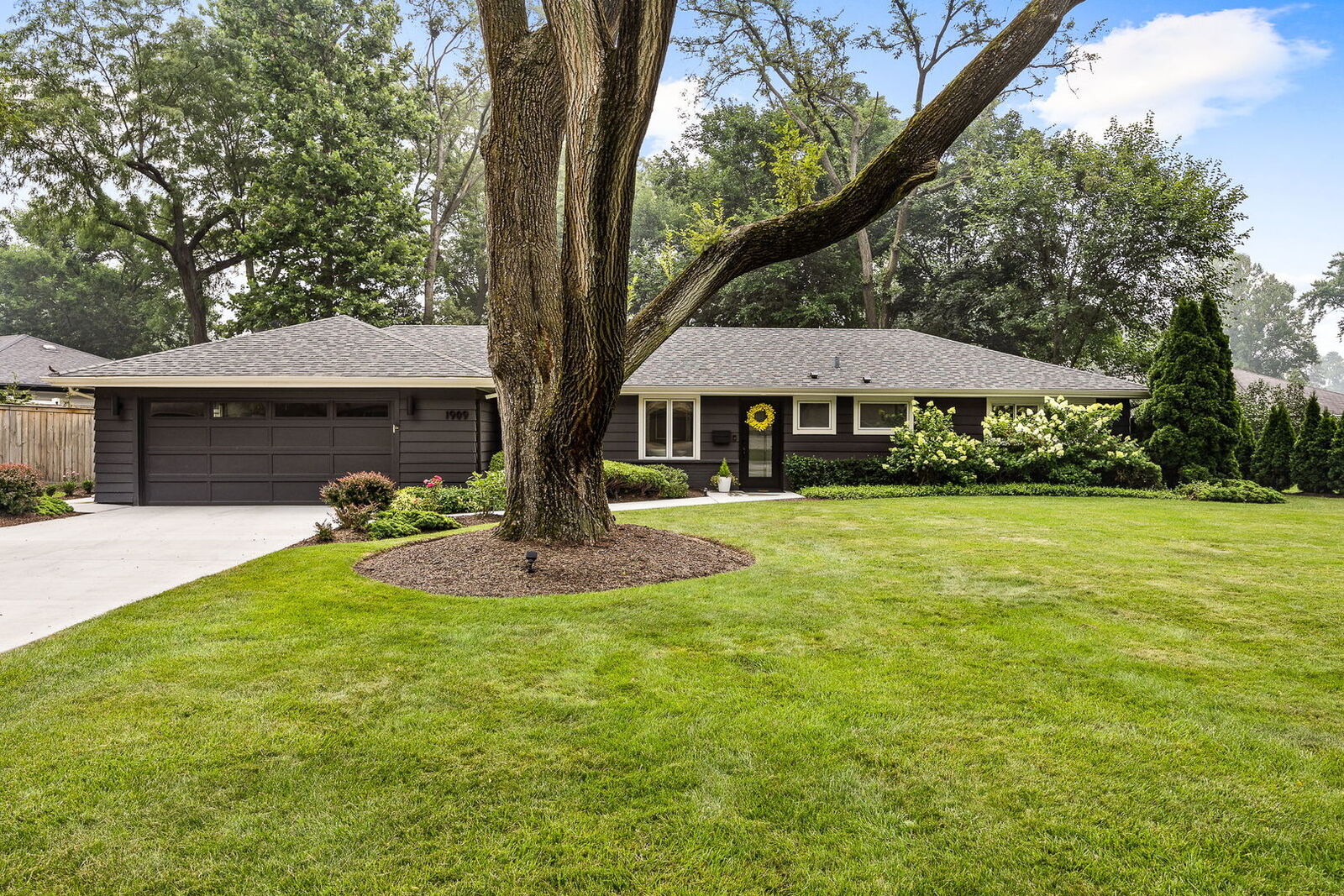 Property Photo: 1909 Martingale Road IL 60187