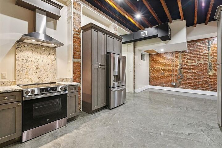 Property Photo:  137 Carondelet Street 101  LA 70130 