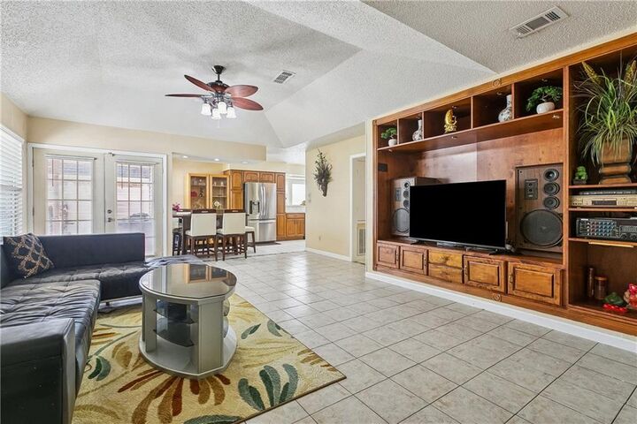 Property Photo:  2061 Saulet Place  LA 70058 