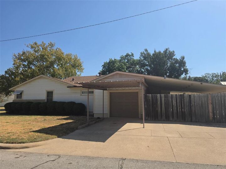Property Photo: 3750 Honeysuckle Avenue TX 76111