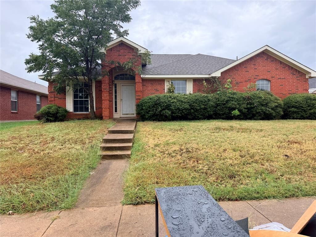 Property Photo:  437 Kimmel Drive  TX 75104 