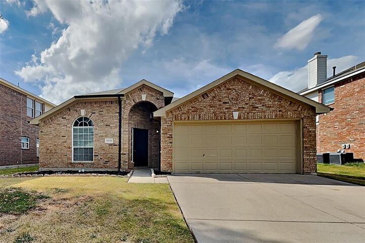 Property Photo: 3916 Shiver Road TX 76244