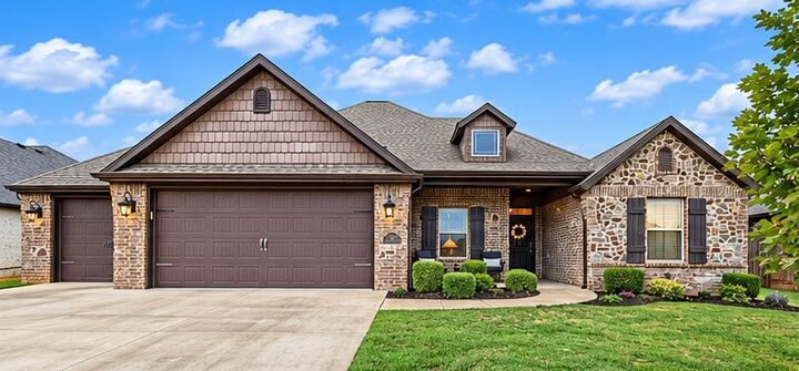 Property Photo: 1120 E Huntleigh Drive AR 72713