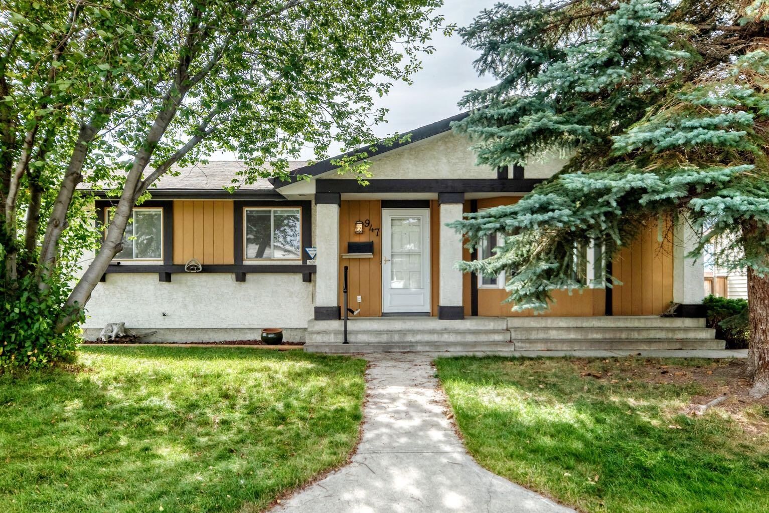 Property Photo:  947 Maitland Way NE  AB T2A 5M8 