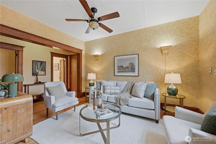 Property Photo:  7  Harrison Street 2  WA 98109 