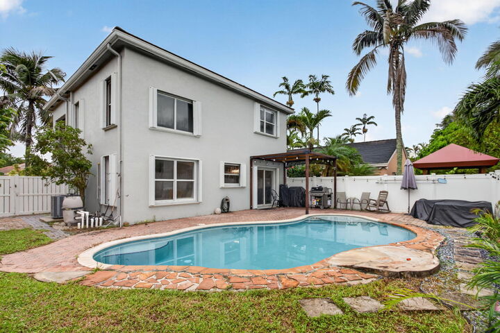 Property Photo: 2911 E Sable Circle FL 33063