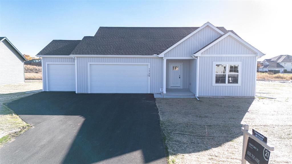 Property Photo: 512 Ridge Court WI 53576