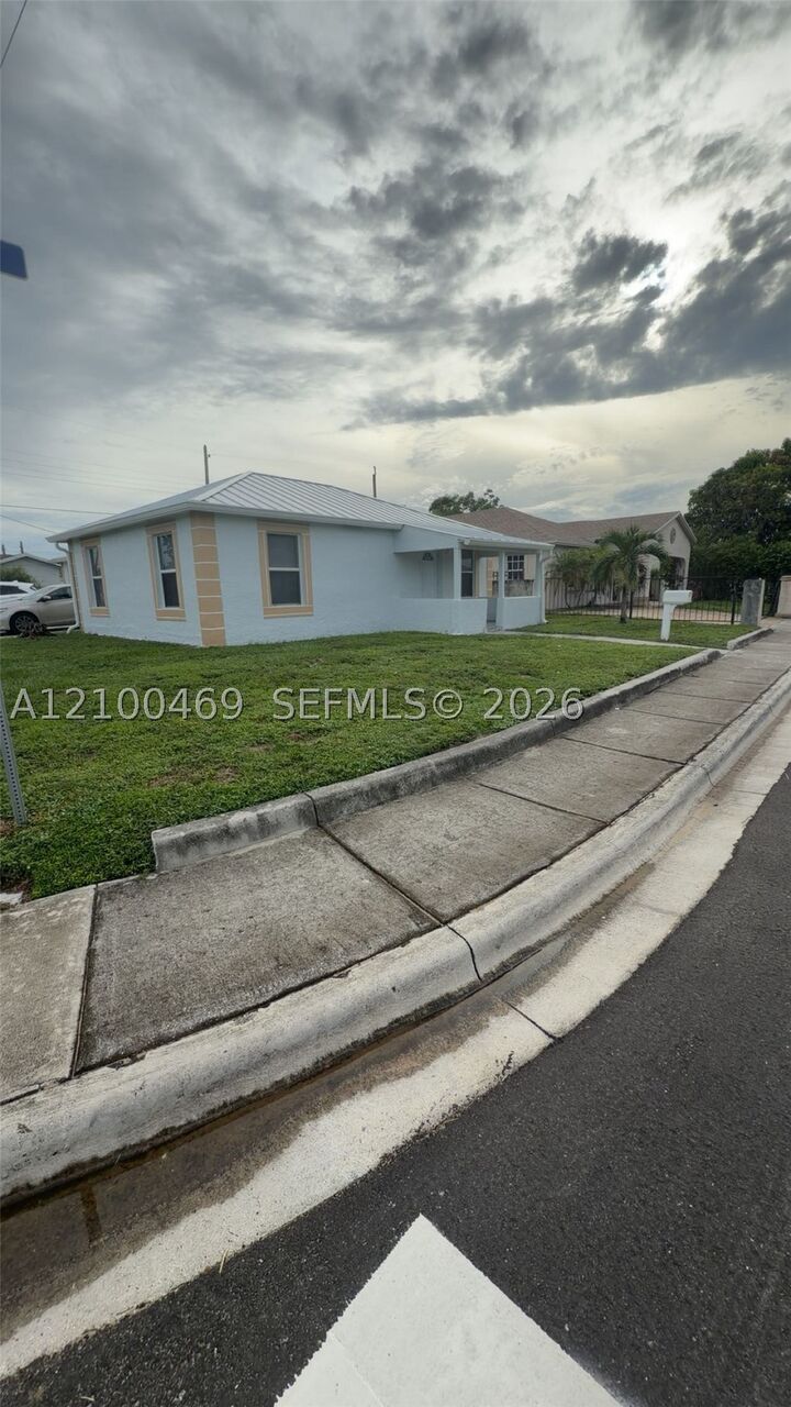 Property Photo:  801 W 4th St  FL 33401 